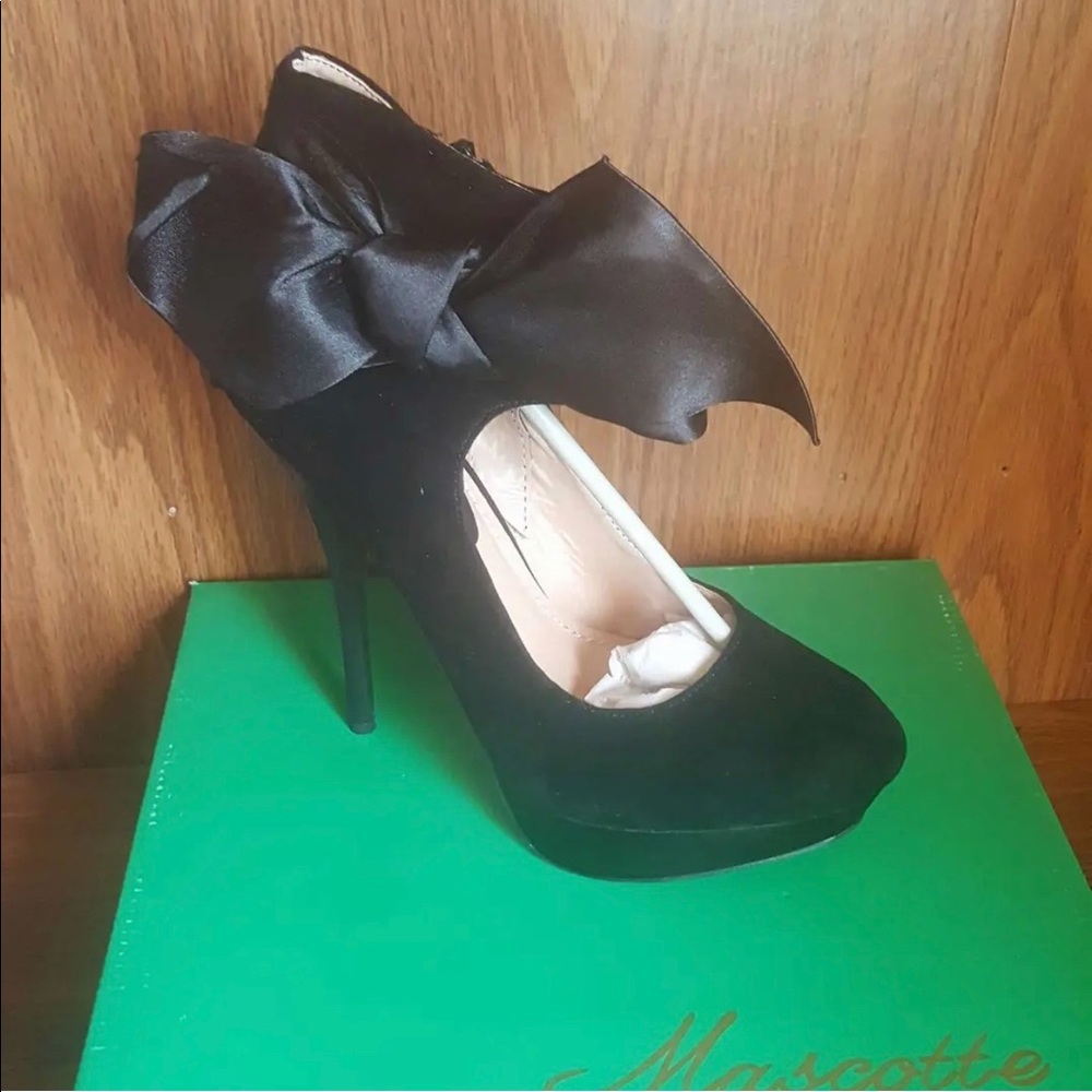 Women’s black Mascotte heels NEW